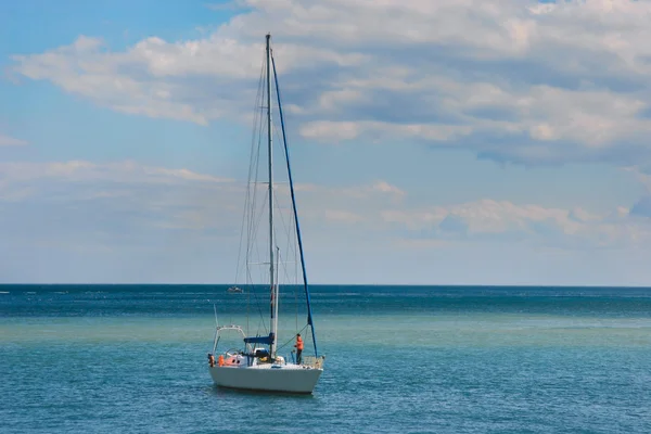Yacht i öppna havet — Stockfoto