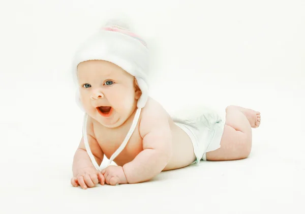 Bocejando bebê em chapéu sobre branco — Fotografia de Stock