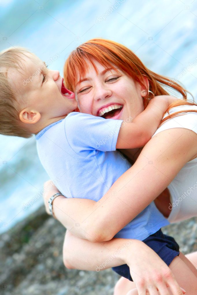 Счастливая мать и сын на пляже — Стоковое фото