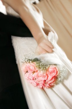 Sadece evli çift düğün buketi ile