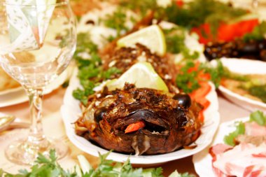 kızarmış balık yemek için servis