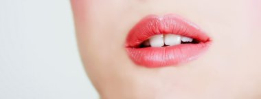 kadın dudakları kapatmak