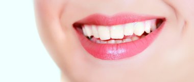 üzerine beyaz dişi bir gülümseme