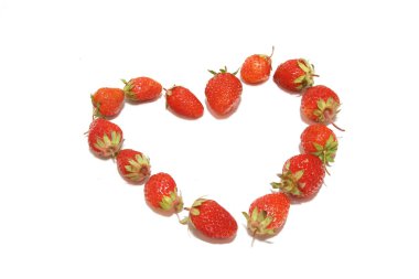 Çilekli kalp üzerinde beyaz