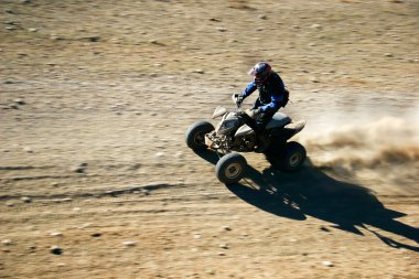 Quad yarışçı yolda
