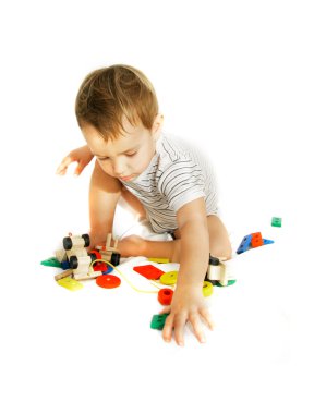 Toddler beyaz üzerinde oynama