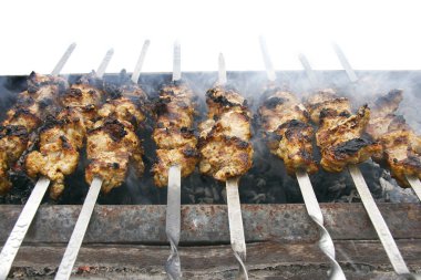 ızgara üzerinde beyaz izole et kababs