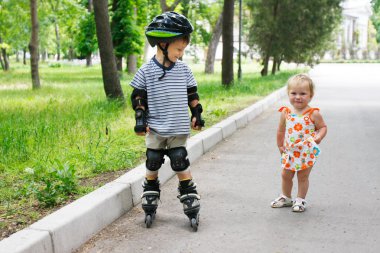 sevimli kız çocuğu paten