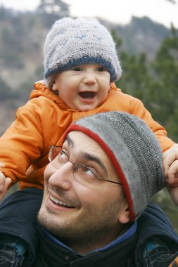 Baba oğul açık hava portresi.