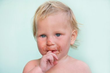 parmağını ağzına şirin bebek