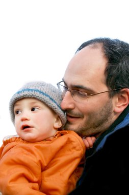 Baba ve oğul beyazın üstünde.