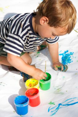 genç çocuk üzerinde beyaz boyama