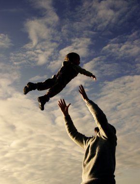 Baba ve oğlu gökyüzü arka plan üzerinde oynama Silhouettes