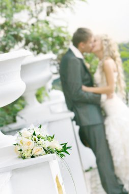 Çift arka plan öpüşmeyle düğün buketi