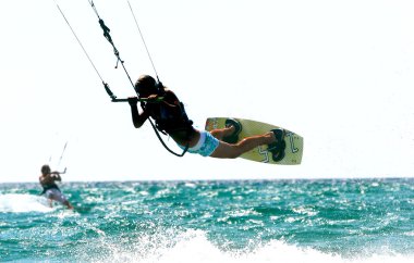 Kız-sörfçü kısmen üzerinde beyaz izole