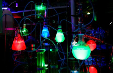 Şişeler üzerine siyah renkli sıvı ile