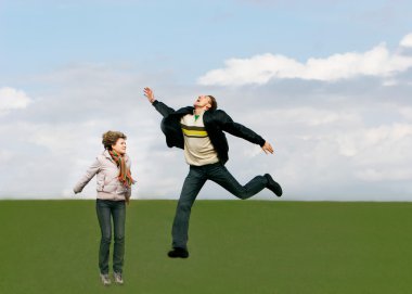 eğlenceli gökyüzü arka plan üzerinde olan genç bir çift