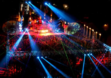 gece açık konserinde dans