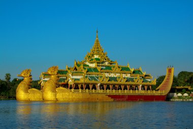 Yangon, Myanmar 'daki Karaweik Sarayı