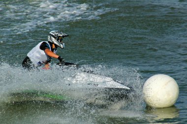birisi bir jetski sürme