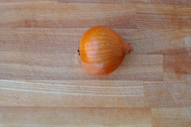 soğan ahşap tahta üzerinde