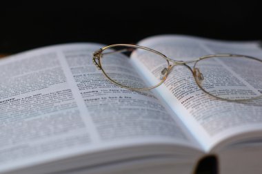 kitap sayfa gözlük