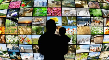 Baba ve oğul güzellik doğadaki gösterilen tv ekranlarında bakarak