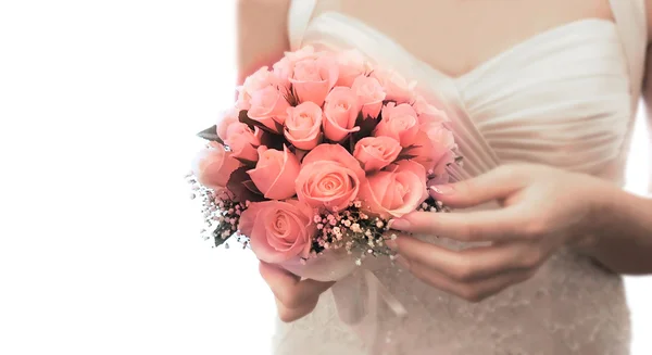 Bröllop bukett i brudens händer över vita — Stockfoto