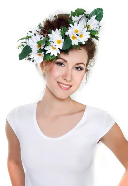 Jeune belle femme en couronne florale sur blanc — Photo