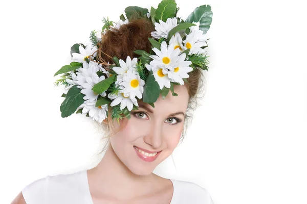 Jeune belle femme en couronne florale sur blanc — Photo