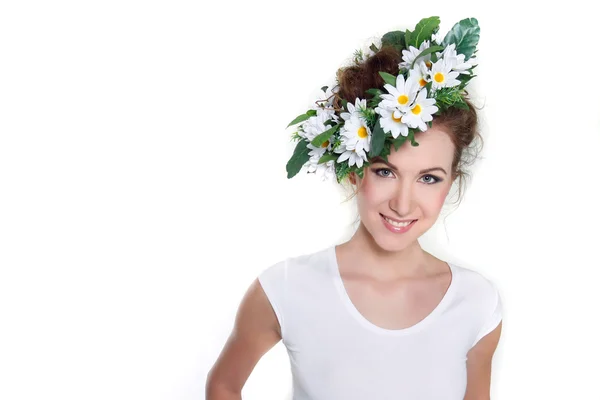 Jonge mooie vrouw in bloemen krans over Wit — Stockfoto