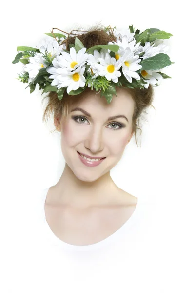 Jovem bela mulher em grinalda floral — Fotografia de Stock