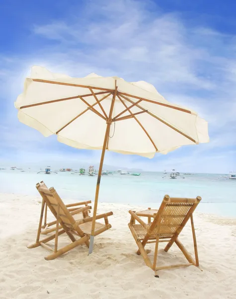 Стулья и зонтик на песчаном пляже — стоковое фото
