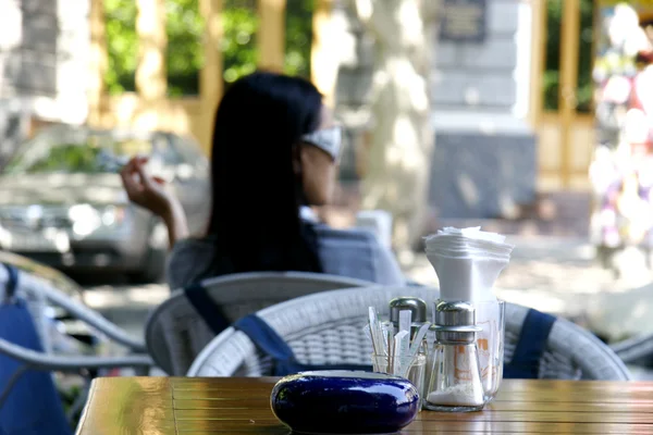 Young girl in street cafe — Stock Photo, Image