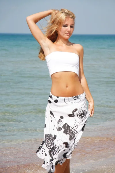 Young beautiful girl on sea background — Stock Photo, Image