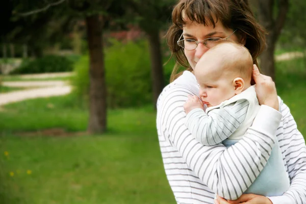 Mãe e bebê no parque — Fotografia de Stock