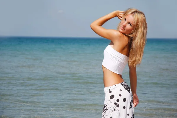 Young beautiful woman on sea background — Stock Photo, Image