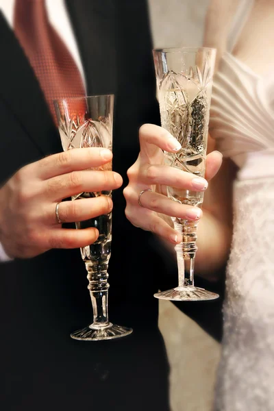 Pareja recién casada con gafas de champaign — Foto de Stock