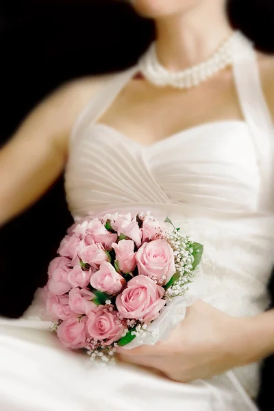 Buquê de casamento nas mãos da noiva, foco em flores — Fotografia de Stock