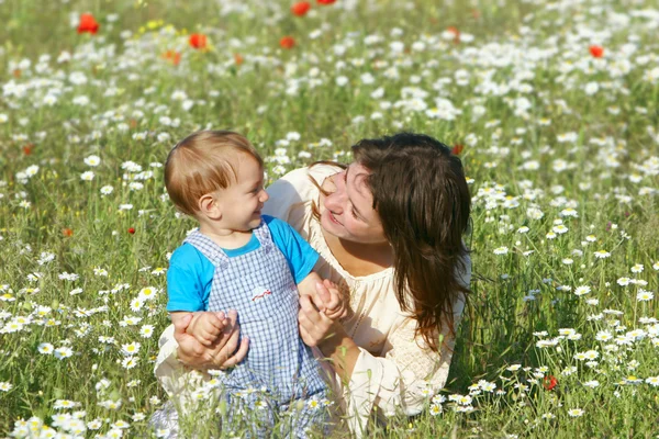 Mutter und Sohn in Blumen — Stockfoto