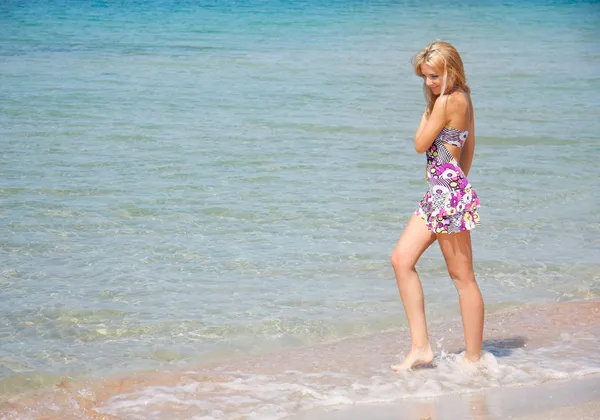 Lachende meisje lopen in het water — Stockfoto