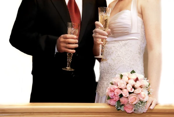 Pareja casada sobre blanco — Foto de Stock