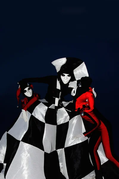Två dystra harleyquinns och schack drottning — Stockfoto