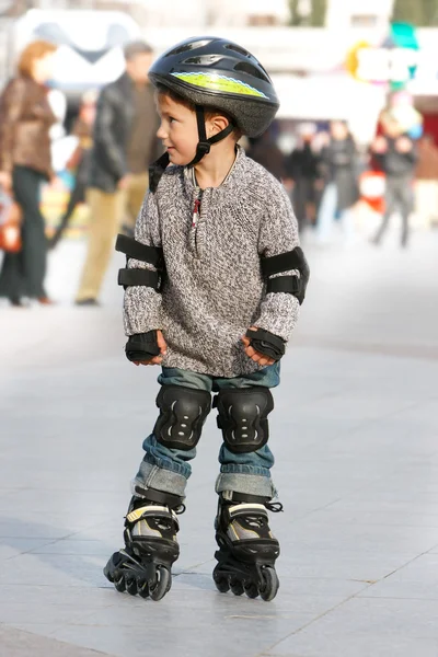 Young boy rollerskating in city — Stock Photo, Image