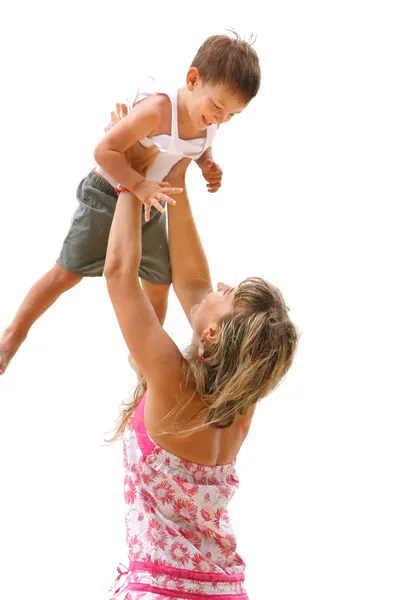 Lycklig mor och son spelar över vita — Stockfoto