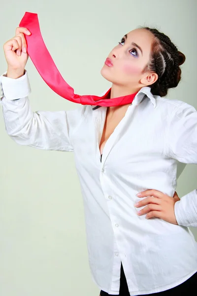 Glamour zakenvrouw met rode stropdas — Stockfoto
