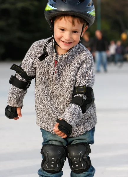 微笑的男孩在溜冰鞋户外 — 图库照片
