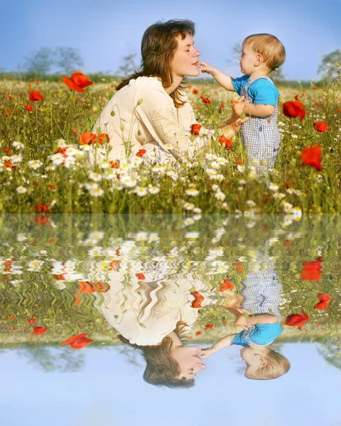 Madre e hijo jugando en flores — Foto de Stock