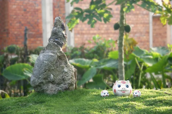 Three toy pigs in small yard — Stock Photo, Image