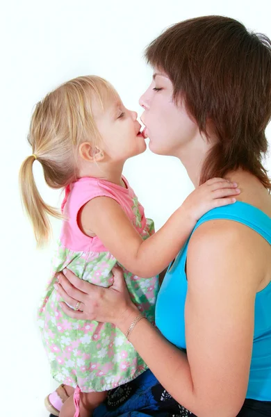 Mãe amorosa e filha sobre branco — Fotografia de Stock